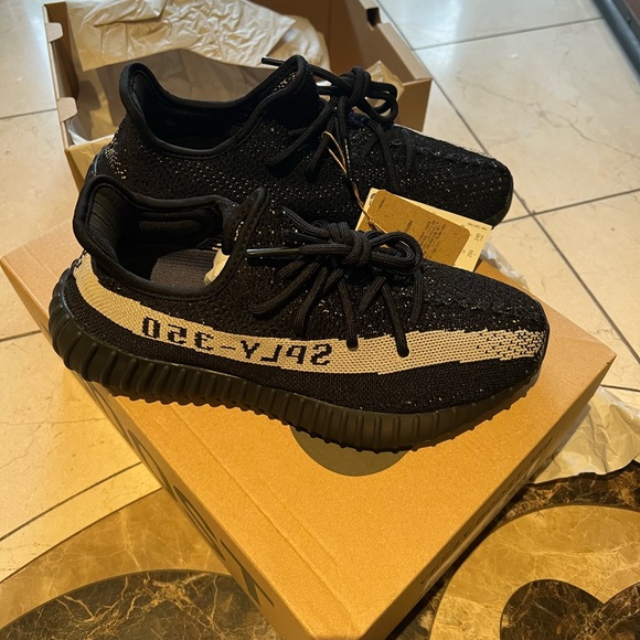 YEEZY BOOST 350 V2 Size 7 - Picture 6 of 9